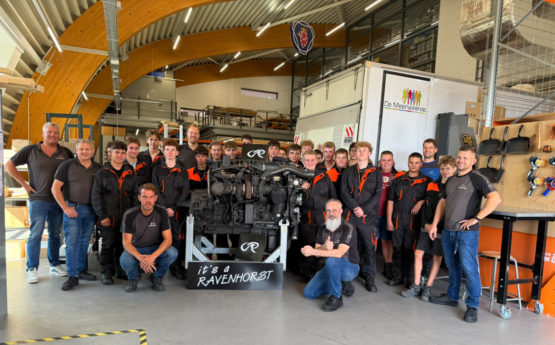Een vrachtwagenmotor in de klas brengt de praktijk dichterbij
